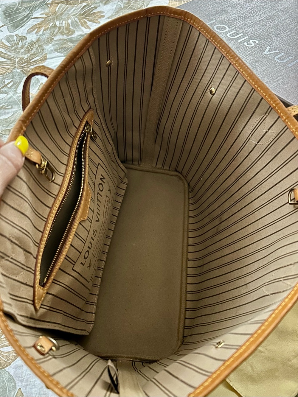 Louis Vuitton Neverfull MM Monogram Canvas Tote with Vachetta Trim - Picture 7 of 16